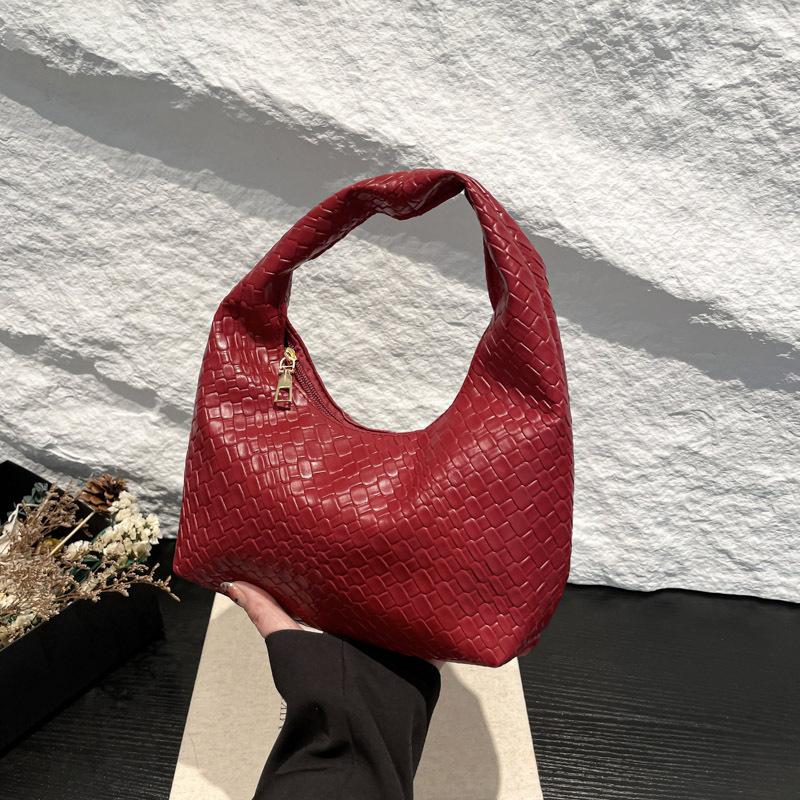 

Niche texture portable commuter bag versatile woven bag women s 2025 new French high-end shoulder armpit bag красный