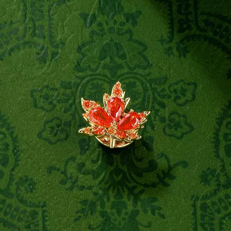 Light Luxury Maple Leaf Brooches, High-end Brooches, Suit Buttons, Crystal Badges, Simple Collar Pins and Accessories