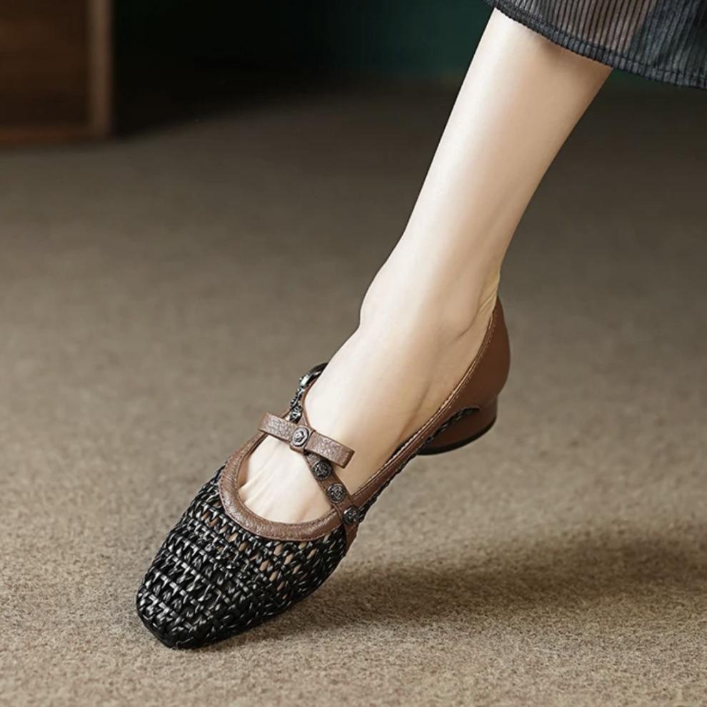 French flat-soled sandals hollow-woven 2025 single shoes women's summer new square head breathable word with women's cool single shoes