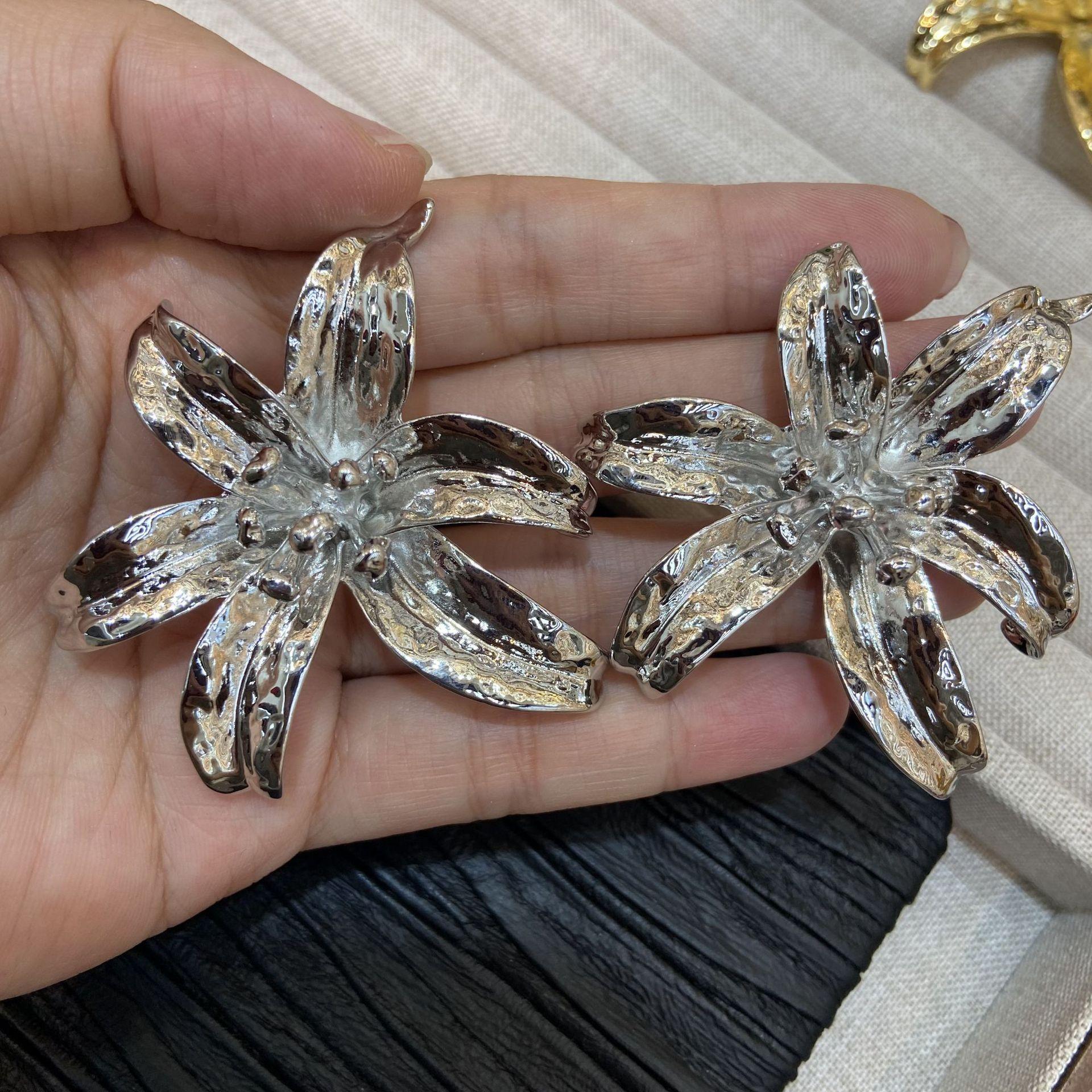 

Copper Plated Real Gold Metal Wind Flower Stud Earrings Temperament Earrings Iris Flower Ear Jewelry Temperament Exaggerated