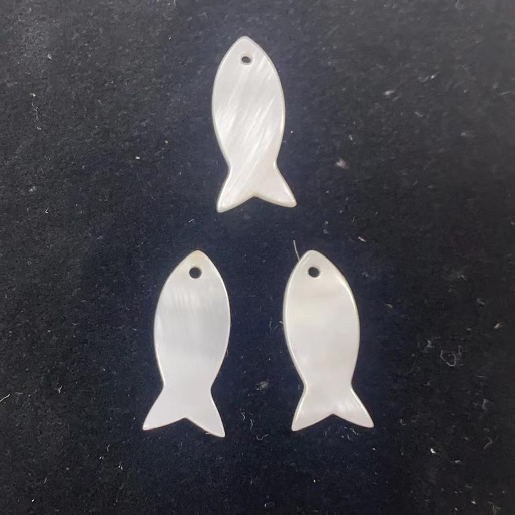 Pack of 20 Polished 11*22mm Mini Fish Shape Pearl Shell Beads Single Drilled Iridescent White Shell Blanks For Beach Handmade Craft Supplies
