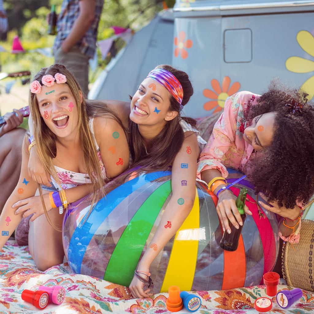 36 Pièces Tampons de Fête Groovy Pour Garçons Filles, Rétro Hippie Fleur Marguerite Fournitures de Fête d'Anniversaire Cadeaux, Récompenses de Classe Carnaval