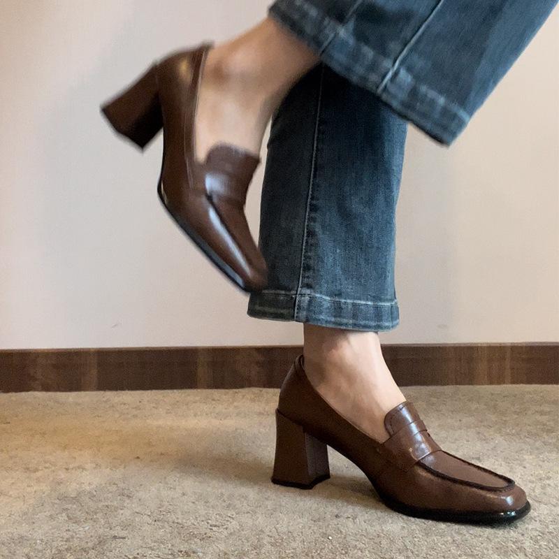 Tacchi alti con tacco grosso da donna autunno 2025 nuovi mocassini neri stile britannico temperamento punta quadrata scarpe singole