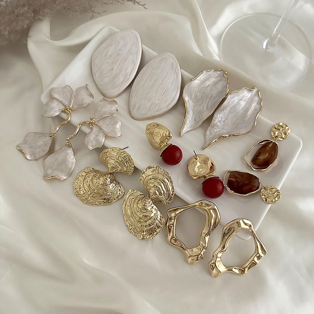 Light Luxury Oil Drop White Petal Leaf Stud Earrings, Fashionable Geometric Metal Pleated Resin Earrings