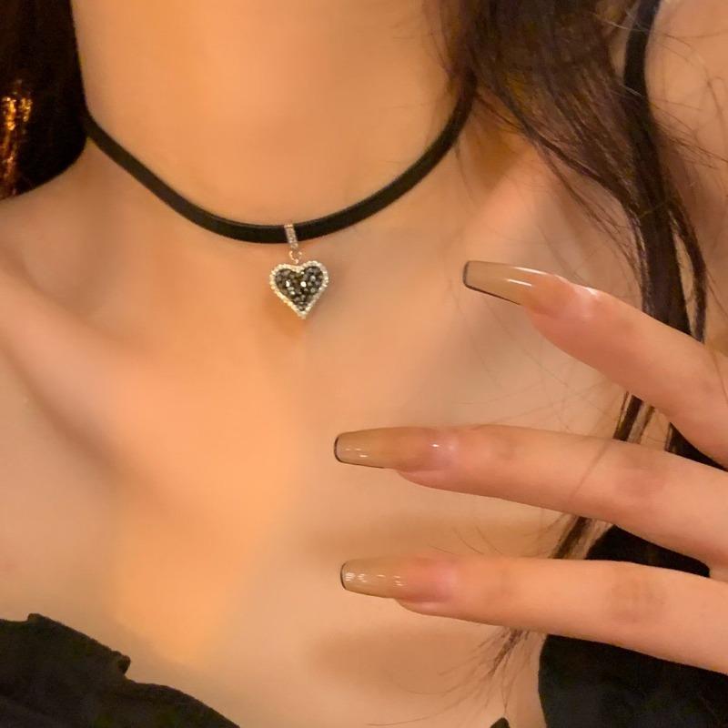 Heart Sniper~ Retro Black Peach Heart Clavicle Chain Leather Punk Style Accessories Niche Design Clavicle Chain