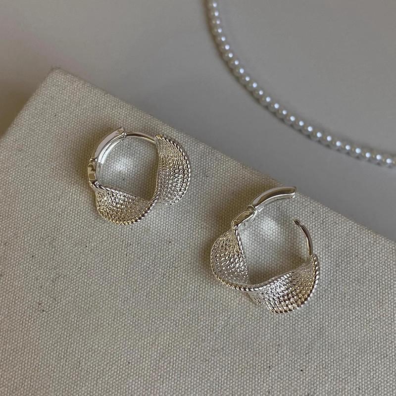 

1 пара винтажных простых геометрических витых маленьких круглых сережек-колец для женщин и девушек, повседневных вечеринок, нерегулярных текстурированных украшений серебряный