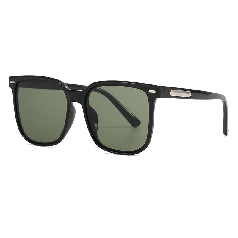 Trendy Brown Rivet Sunglasses - Large Frame, Small Face Effect for Beach Vacations