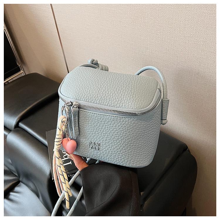 Prosta torebka listonoszka damska letnia nowa modna niszowa przenośna torebka na ramię typu saddle