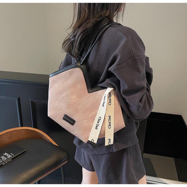 

Korean version big bag 2025 new bag women s casual style versatile canvas bag commuter shoulder bag student tote bag рожевий