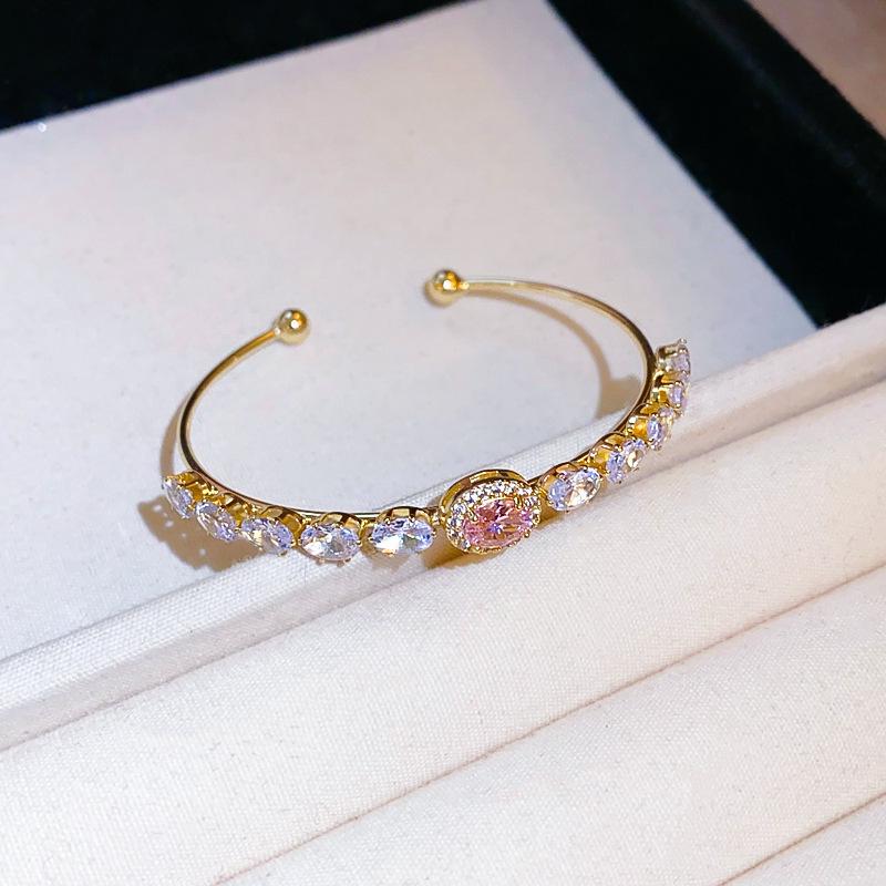 Elegantes Zirkon Buchstaben Blumen Armband: Hochwertiger vielseitiger Armreif für Damen