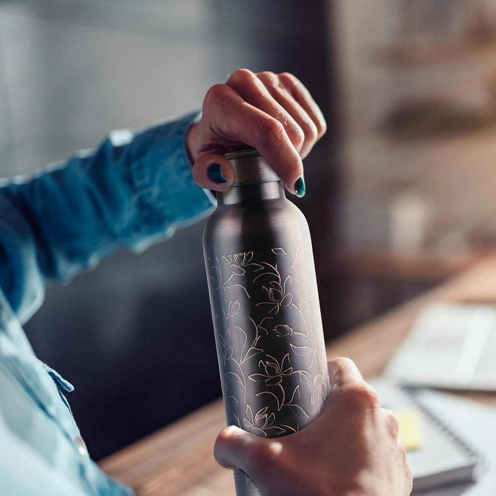 Koppar Swasth Vattenflaska, 940 ml, Svart Lotus | Lackbeläggning, Böjd flaska | Diwali | Festlig | Gåva | Yoga | Hem | Kök | Vedisk