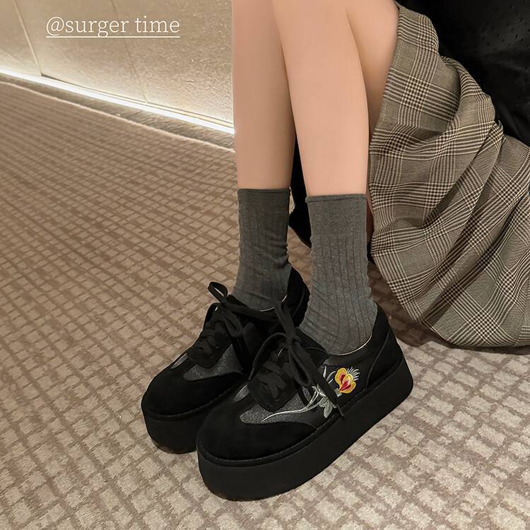 

Покажите длинные ноги~ Маленькие кроссовки на толстой подошве в немецком стиле для женщин, новинка осени 2025, ретро вышивка, повседневная спортивная обувь, одинарная обувь 35 чёрный