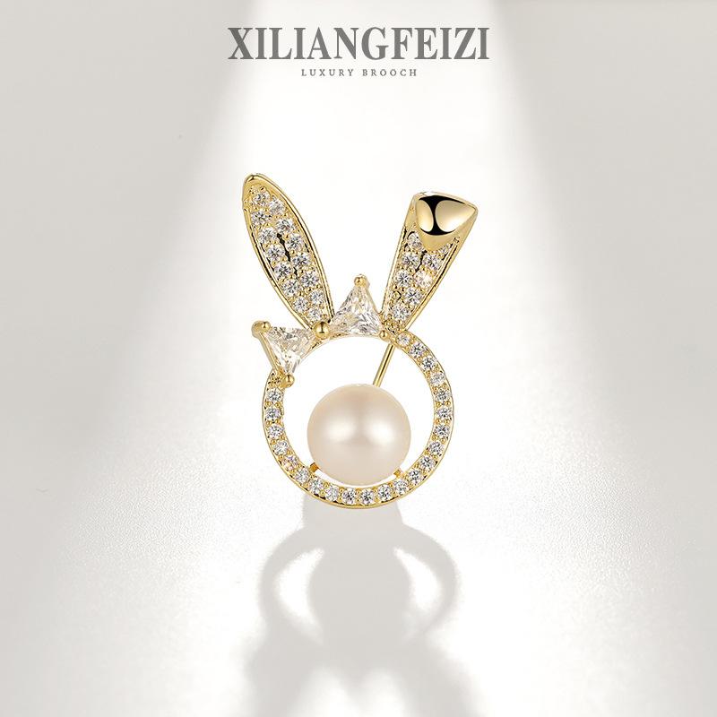 High-end Hollow-out Rabbit Brooch with Natural Freshwater Pearl and Agate, Small and Fresh Accessory Pin