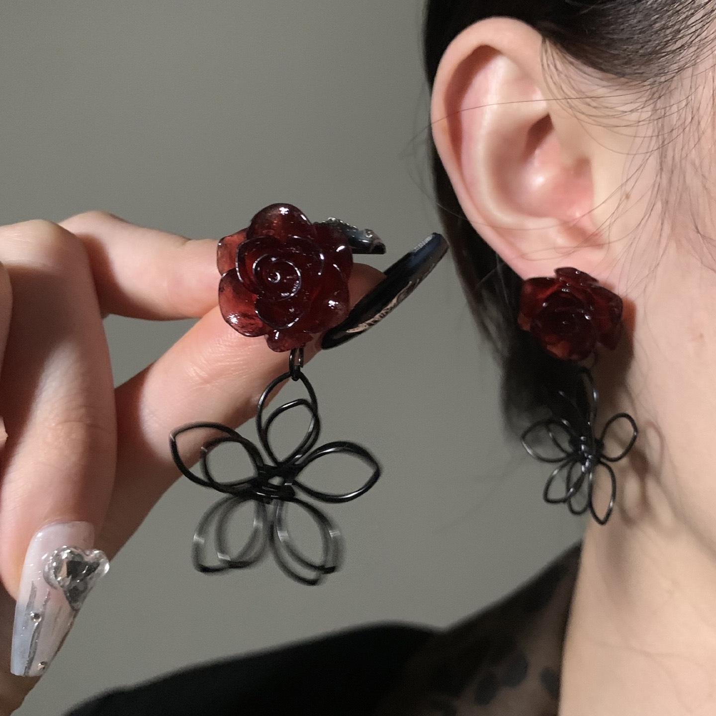 Silver Resin Hollow Flower Earrings - Retro Luxury, Simple High-End Studs for Women