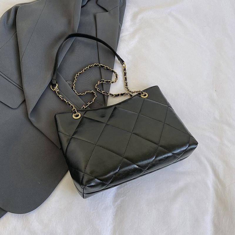 2023 Winter New Women's Bag Fashion Street Trend Shoulder Bag Retro Casual Crossbody Bag Rhombic Chain Tote Bag In Black