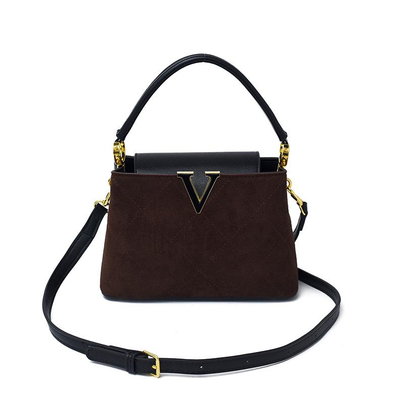 

Chic 2025 Women s V-Shaped Chain Handbag - Luxury Light Shoulder/Crossbody Bag кофейный