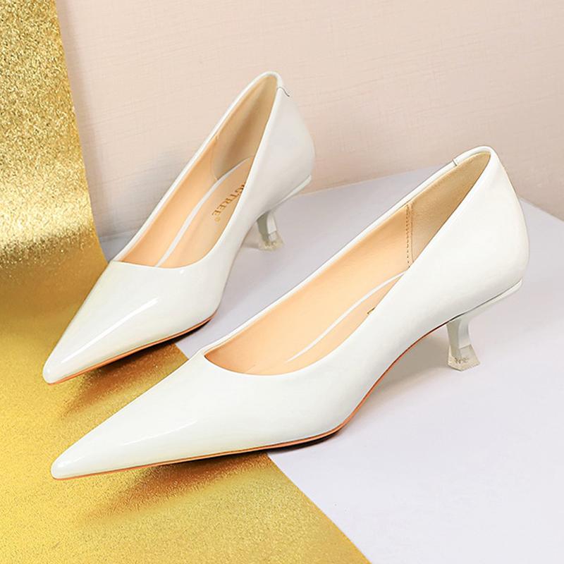 Fashion Patent Leather Mid Heel Women Shoes 2025 Spring New Kitten Heels 4.5 Cm Pointed Shoes Women Pumps Occupational OL Office Heels
