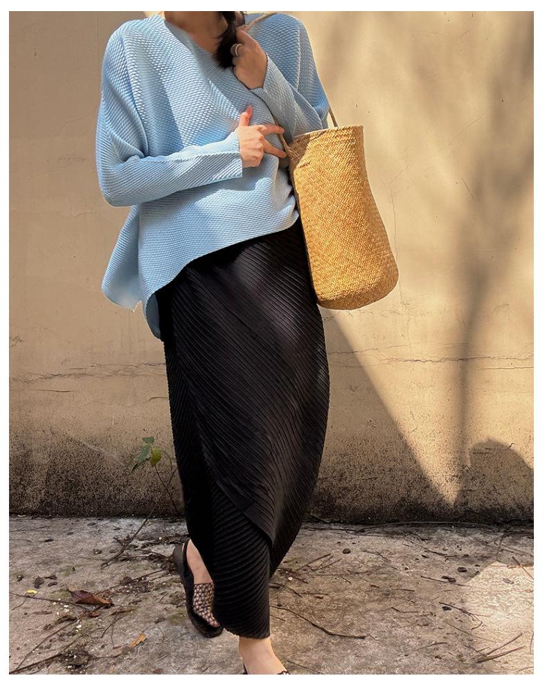 Miyake Schwarzer gefalteter Mid-Length Damenrock mit unregelmäßigem Schlitz