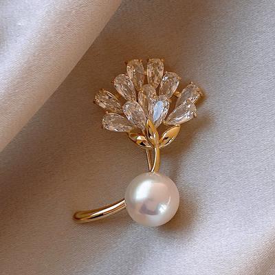 Broche de Perla y Flor de Gama Alta para Mujer Pin de Broche Sentido del Diseño Nicho Accesorios para Abrigo de Otoño e Invierno Pin Fijo Ropa