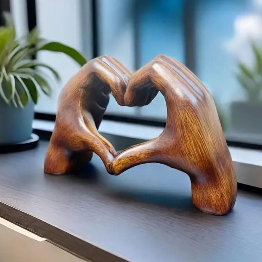 Heart-Shaped Resin Mother's Day Statue: Creative Desktop Ornament for a Luxurious Touch