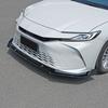 Zestaw Karoserii Przedni i Tylny do Toyoty Camry Model 24: Zawiera przedni splitter, tylny dyfuzor, progi boczne, górny spoiler, tylny spoiler oraz żaluzje