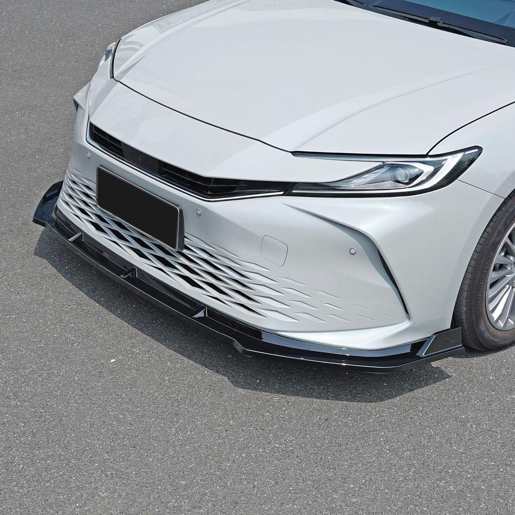 Zestaw Karoserii Przedni i Tylny do Toyoty Camry Model 24: Zawiera przedni splitter, tylny dyfuzor, progi boczne, górny spoiler, tylny spoiler oraz żaluzje