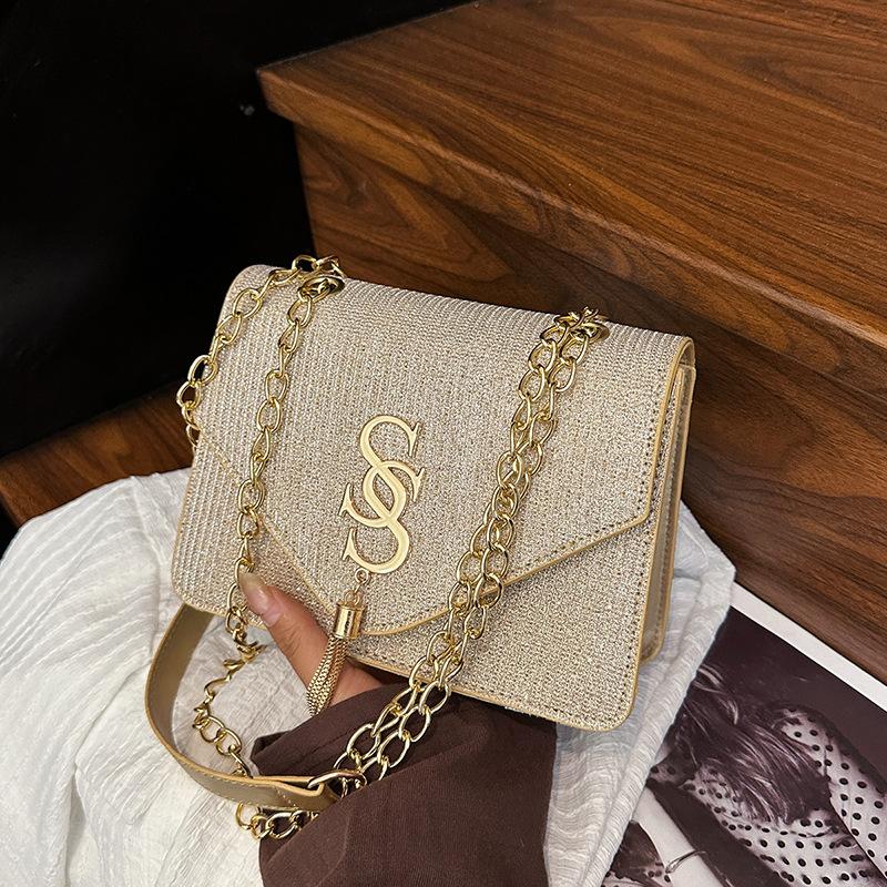 

2025 лето ретро кэжуал цепочка письмо фурнитура новый модный тренд простая повседневная сумка мессенджер через плечо женская золотой