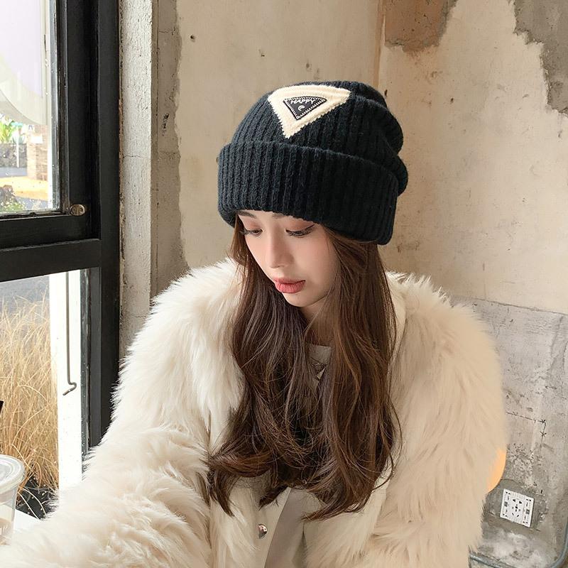 

Треугольная стандартная вышитая вязаная шапка мужская и женская повседневная большого обхвата головы шерстяная шапка осень и зима теплая для лица маленькая шапка Adult average size чёрный