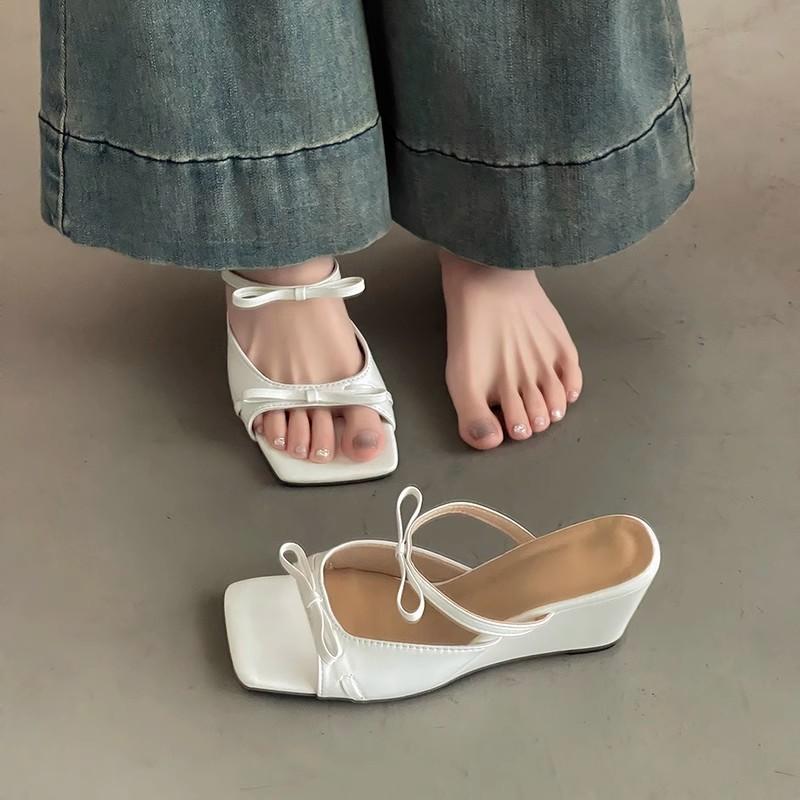 Französische elegante Keilslipper Damen Sommer neue Mode eckige Zehen offen Schleife Wort hochhackig coole Slipper