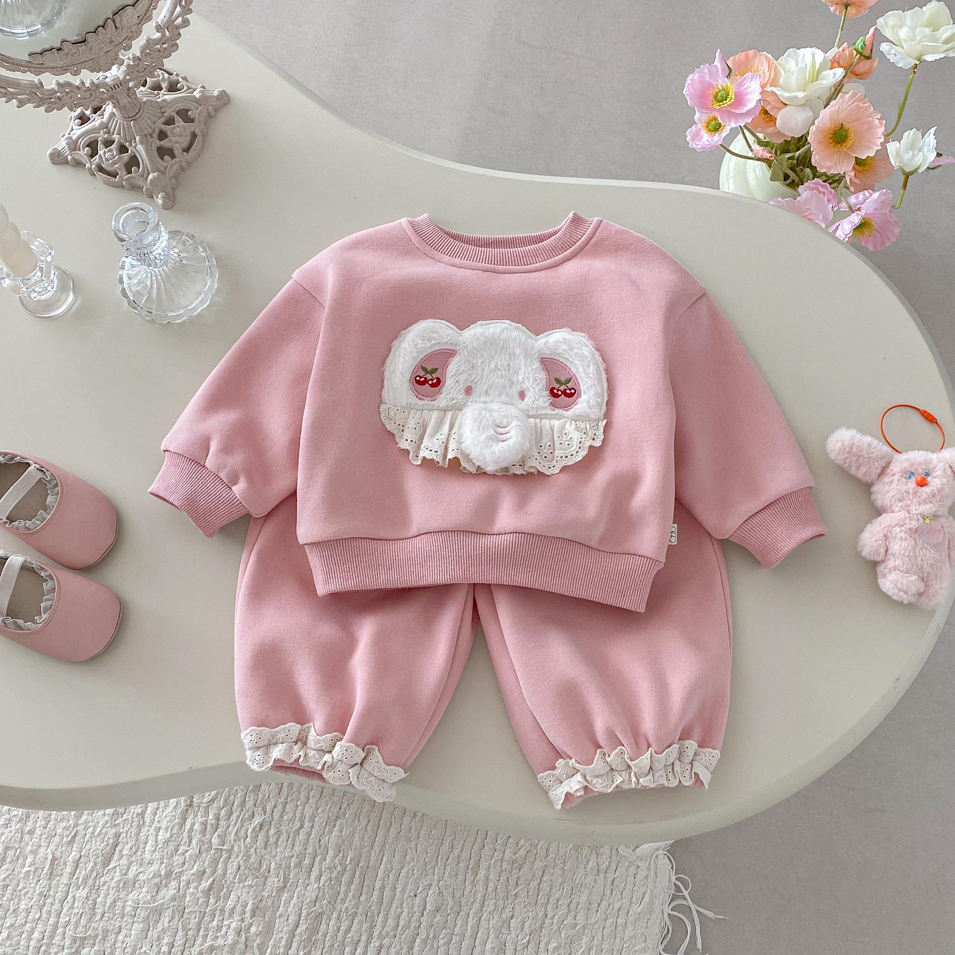 

Корейський зимовий комплект для дівчат 2025: Потовщений світшот з мереживними манжетами та аплікаціями, та модні штани-джоггери. 100 рожевий