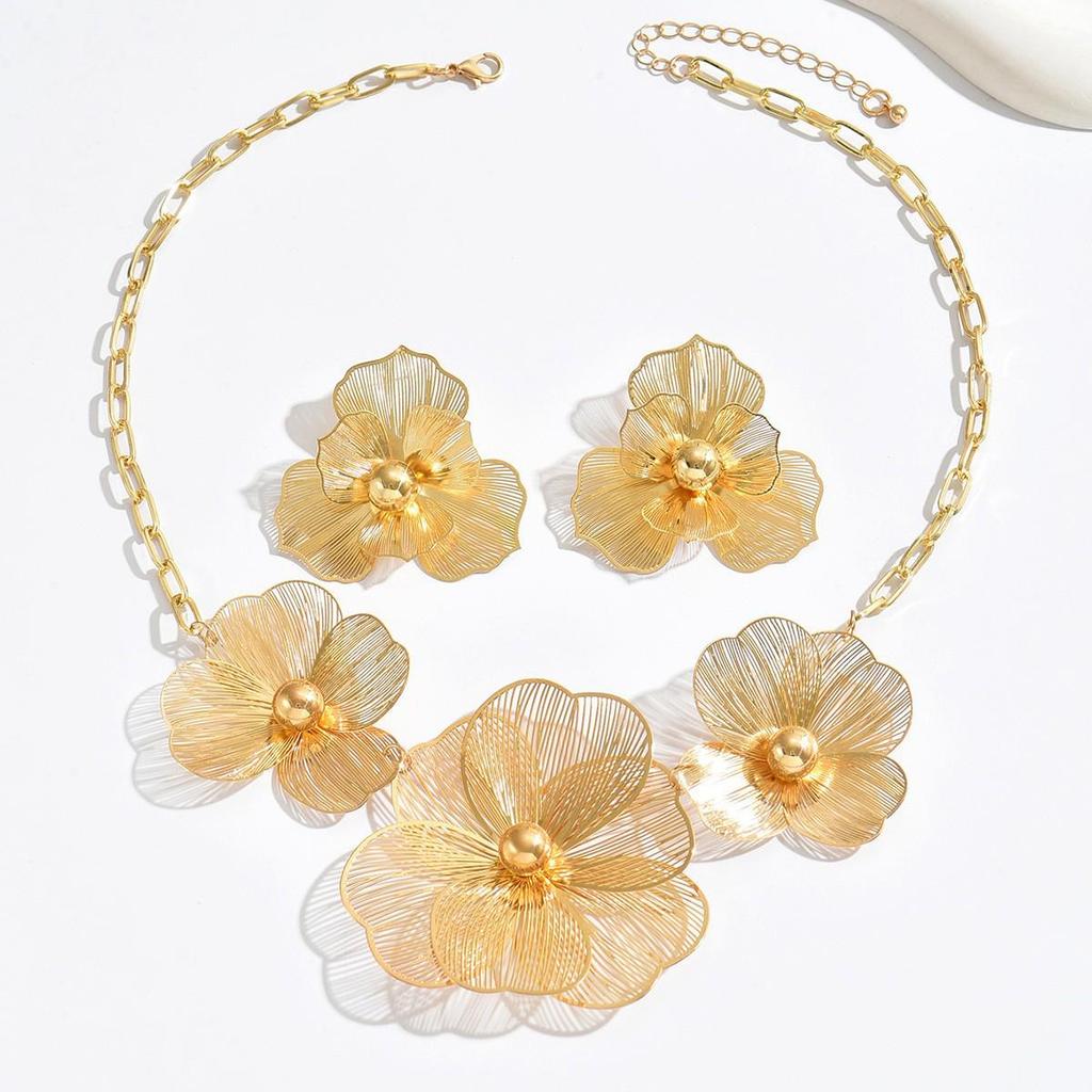 European-American Starfish Necklace & Earring Set: High-End Clavicle Chain, Light Luxury Vacation Style for Women.