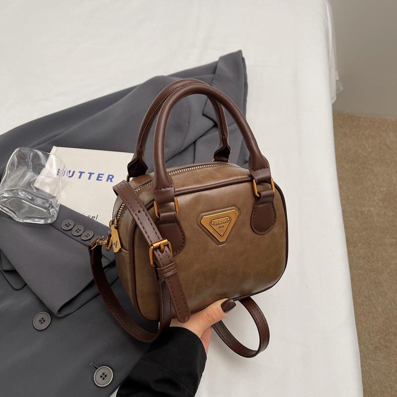 High-end Niche Bag Women's Autumn and Winter New Fashion Shoulder Messenger Bag Retro Portable Small Square Bag