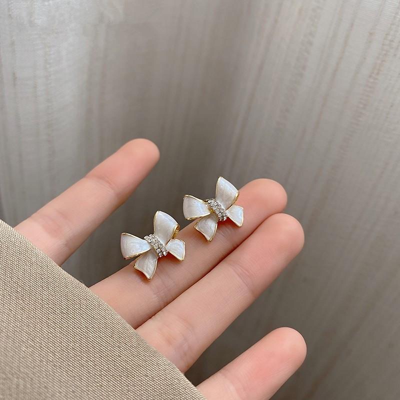 Boucles d'oreilles de luxe tendance 2024 accrocheuses pour femmes: Boucles d'oreilles à clous tendance et polyvalentes pour l'automne et l'hiver