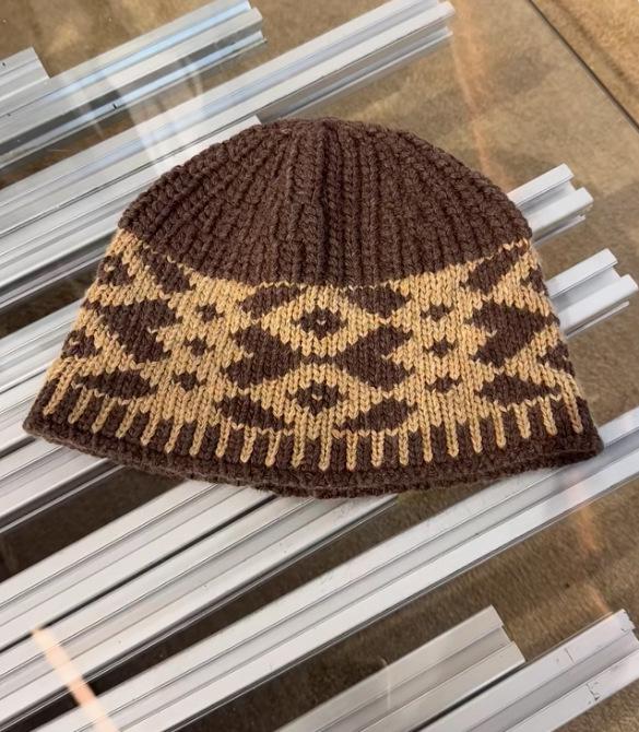 Women's Classic Sweater and Hat Set: Stylish & Warm Diamond Contrast for Autumn/Winter