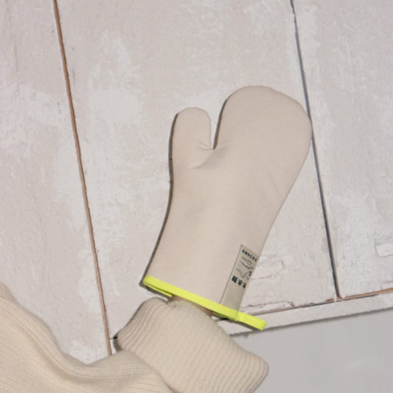 SUSUMU SEOUL OVEN MITT ecru