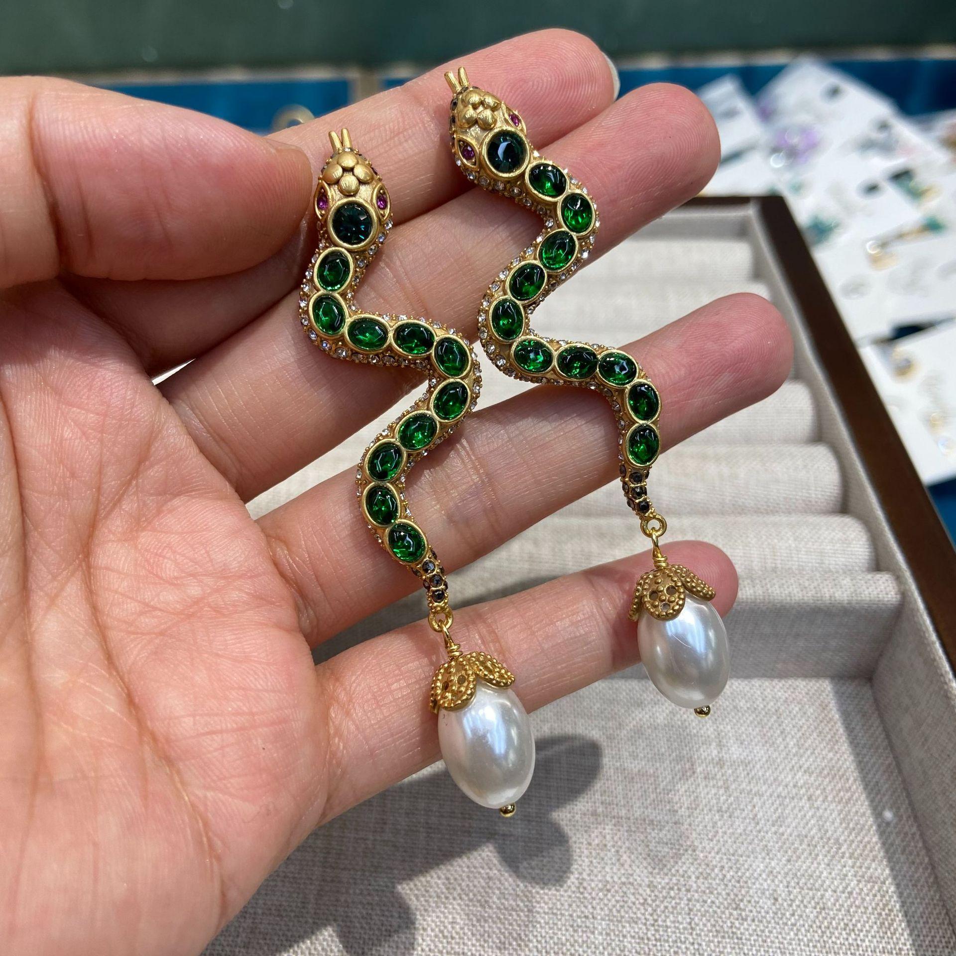 

Wran Snake Vintage Stud Earrings Female Full Diamond Emerald Earrings Premium Sense Snake Year Earrings