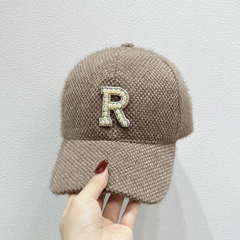 Elegantní zimní kšiltovka s drahokamu 'R' - teplá pletená čepice na ochranu sluchu pro ženy | Ideální pro outdoorové aktivity a běžné nošení
