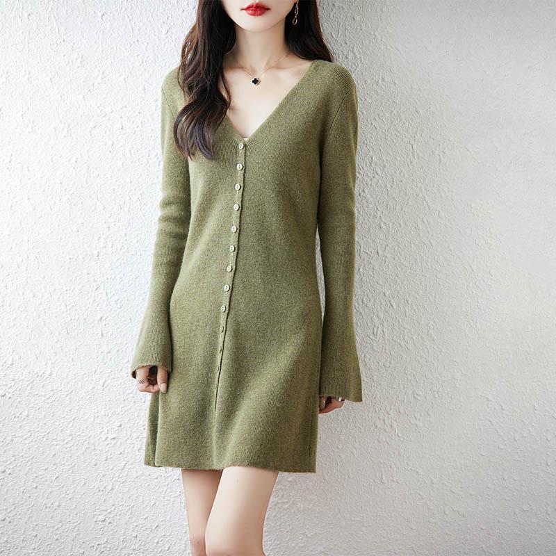 2026 Autumn/Winter Women's V-Neck Flare Sleeve Slimming Knit Top