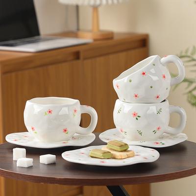 Stile ins, cuore di ragazza, tazza da caffè e piattino in ceramica con piccoli fiori, spremuta a mano, tazza e piattino irregolari dipinti a mano, tè pomeridiano, tazza per latte.