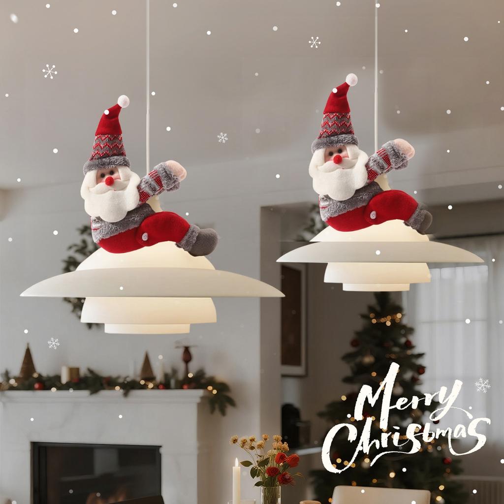 Kreative weihnachtliche Dekopuppen und lebhaft tragen zur festlichen Atmosphäre bei