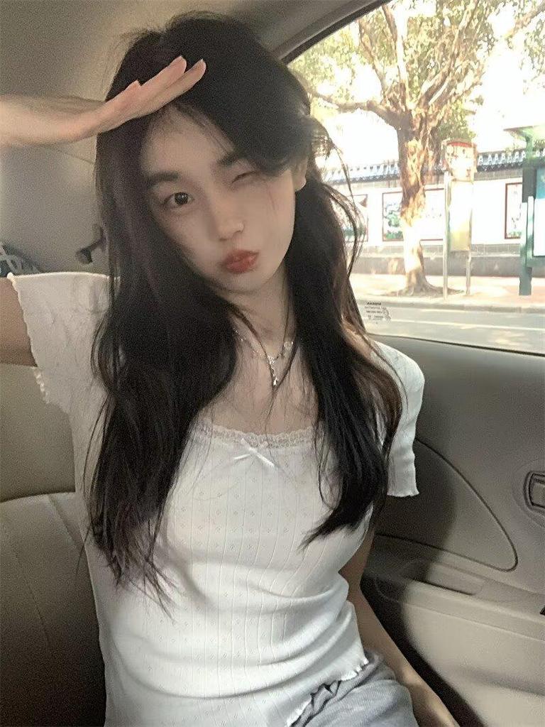 White Lace Short-Sleeve Summer T-Shirt for Girls - Slimming, Casual, and Fashionable