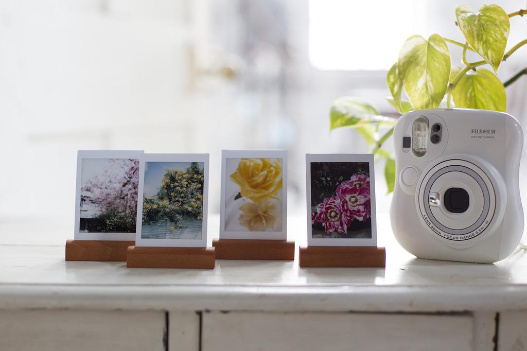 FUJIFILM Instant Camera Instax Mini 25 White INS MINI 25 WT N