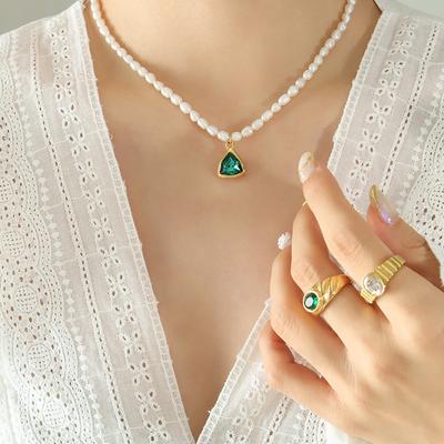 Neue französische Halskette mit super funkelndem Kristallstein, grün und weiß, Süßwasserperlen, eckiger Anhänger, personalisierte Mode-Perlenkette
