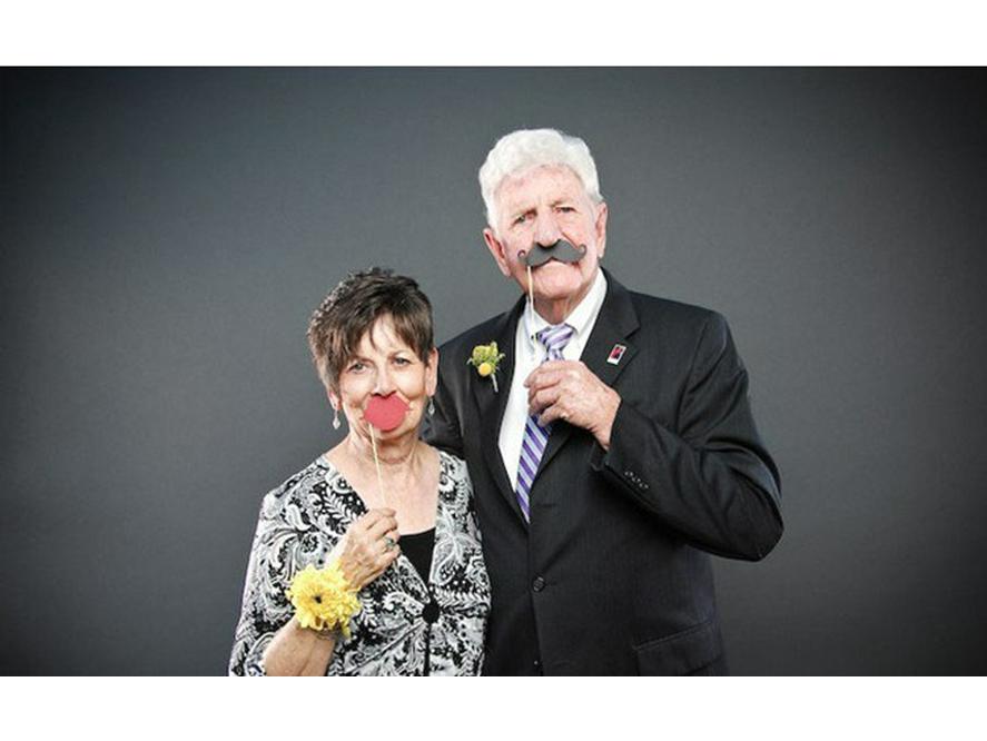 76-teiliges Rote Lippen & Schnurrbart Foto-Requisiten-Set für Partys, Hochzeiten und Feiertage