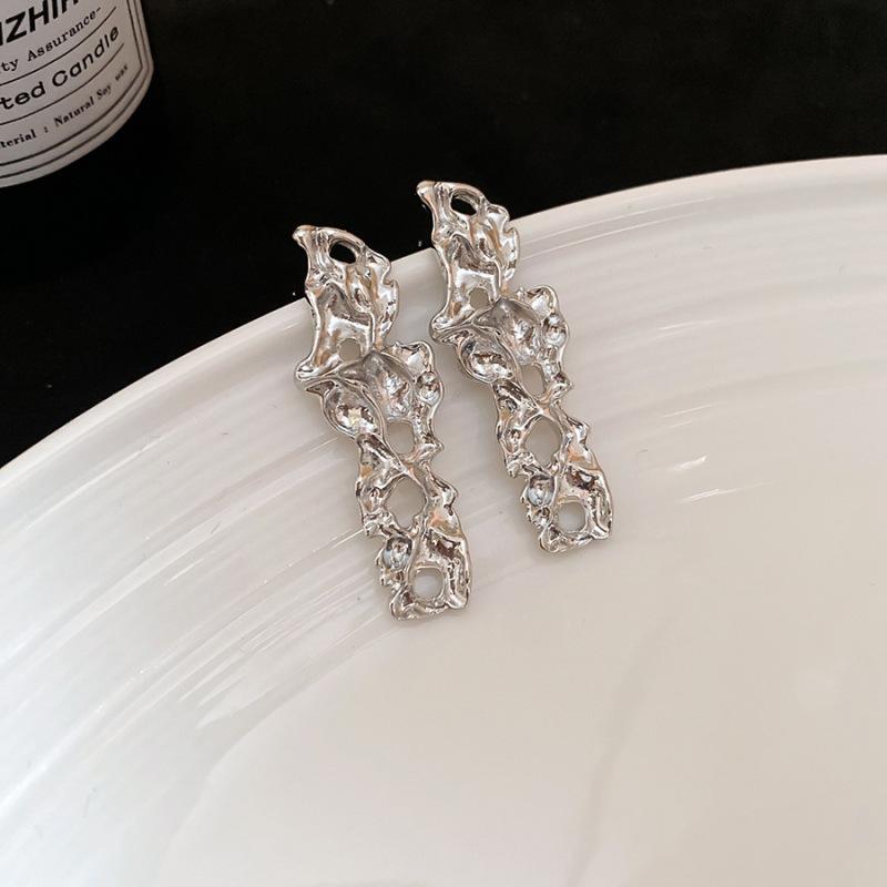 

Металлические серьги-пусеты неправильной формы с полым дизайном, модные, в стиле холодного ветра, простые серьги, нишевые, для проявления индивидуальности и темперамента