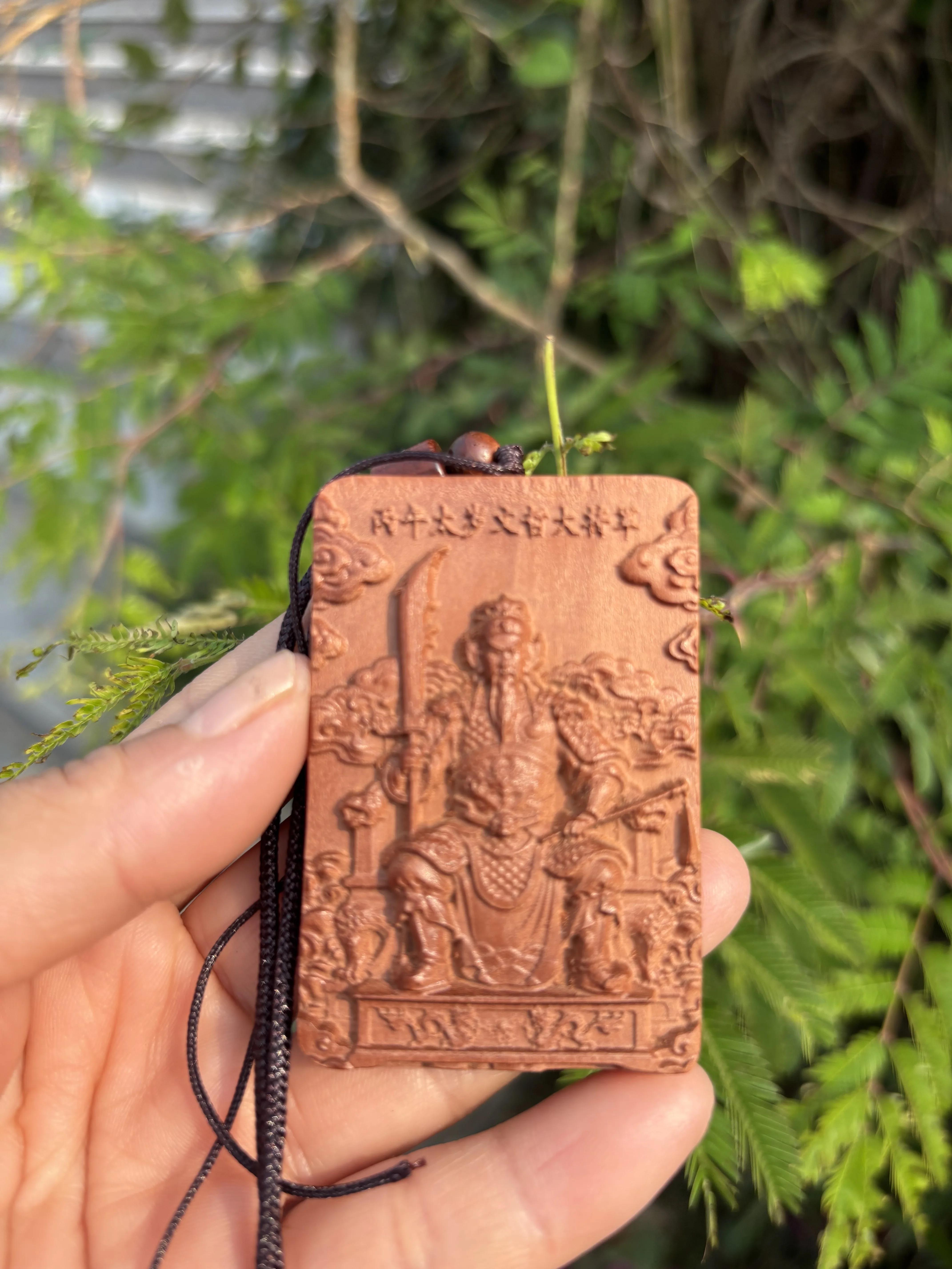 

A jujube wood statue of Guan Yu with a lightning strike mark on it 4*6*1cm Yellowwood Zen decor Oriental art Meditation decor Spiritual sculpture