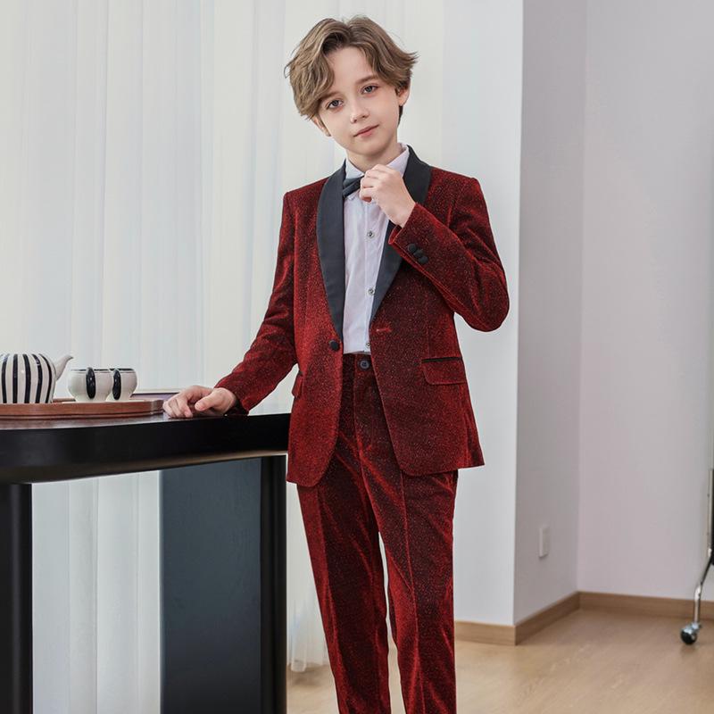Chlapecký formální oblek v britském stylu pro družbu a klavírní vystoupení