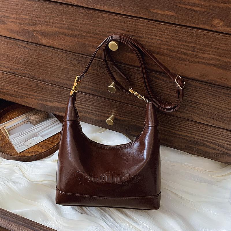 

Retro solid color simple texture oily leather Hong Kong style shoulder bag women s large capacity versatile trend foreign style messenger bag