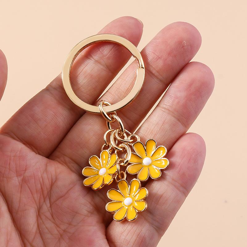 Cute Enamel Daisy Keychain Flower Key Ring Pendants for Women Girls Handbag Decor DIY Handmade Jewelry Gifts