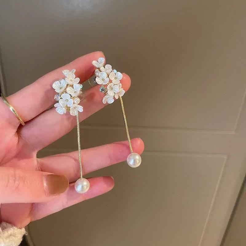 Retro light luxury pearl flower fashion earrings femininity high sense atmosphere stud earrings versatile personality earrings